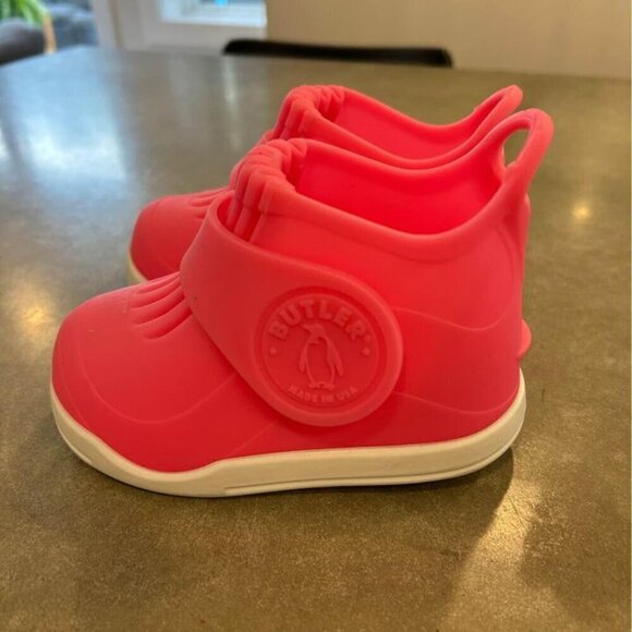 BUTLER waterproof shoes. Velcro, expanding. Smells like strawberry shortcake! - Picture 8 of 10